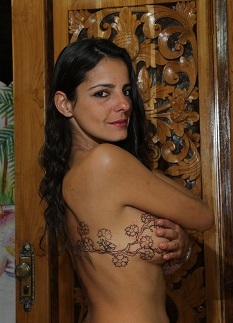 Joana Jeker dos Anjos - tatuagem feita pelo artista Rogelio Paz na administradora Joana resgate da autoestima após câncer de mama 2